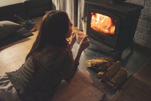 Czyszczenie szyby kominkowej - jak można ułatwić sobie to niewdzięczne zajęcie?